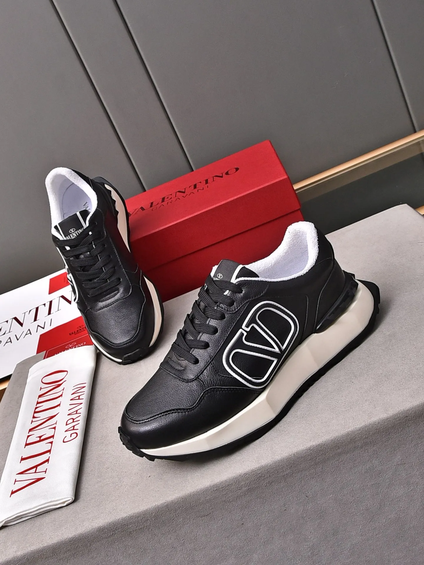 Men's men's shoes 💰560❣️🔺Valentino🔺Valentino New casual shoes Forrest Gump shoes Sports shoes ☑️ The latest popular models on the catwalk, the same style worn by Yang Yang, Zhang Yixing, Guan Xiaotong and many other stars. The upper is glued and embossed with craftsmanship. The oversized LG shows luxury and domineering. It is so beautiful that it is so handsome that it shows a different casualness and fashion. It is a must-have for men‼ ️Material: Original custom-made first-layer cowhide for the upper. Lining: High-density breathable terry cloth. Outsole: Original molded steel-stamped foam combination sole Size: Male 39~44 (45 is custom-made and non-returnable) Full set of counter original packaging
